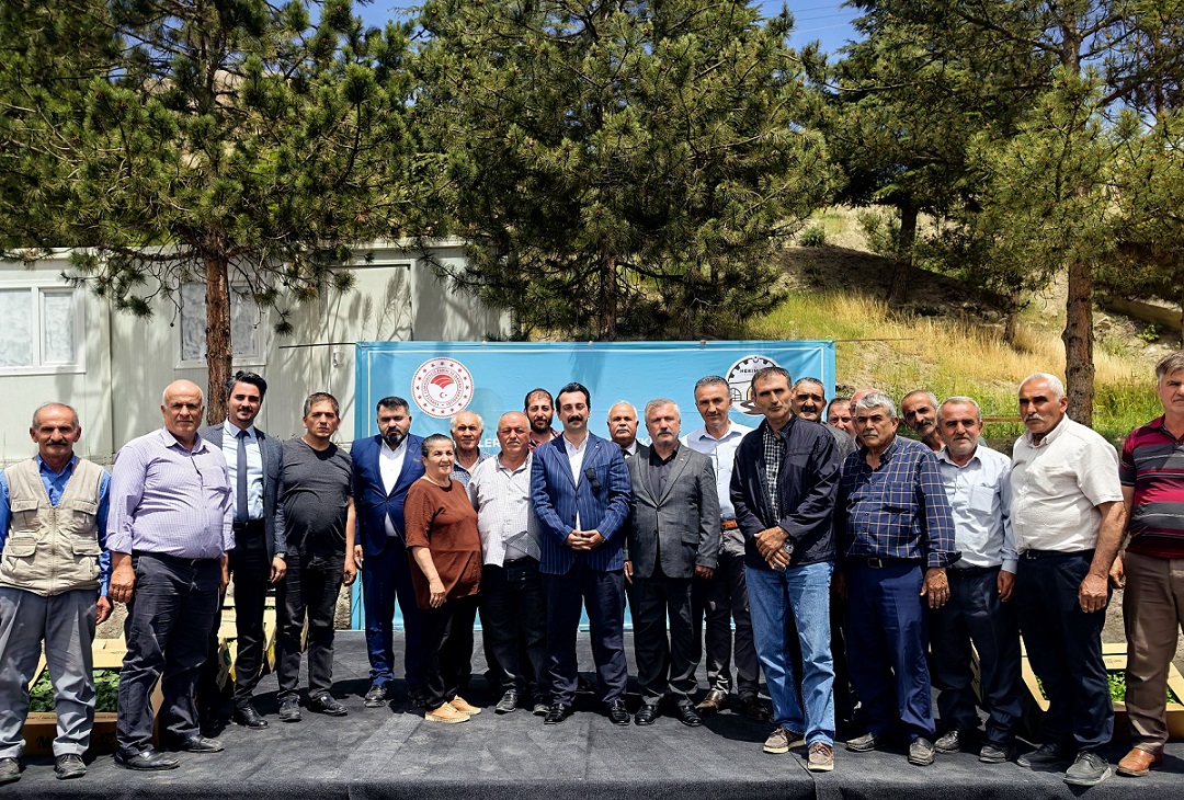 Kaymakamımız Sayın Muhammed Fatih GÜNLÜ, İlçemiz Genelinde Düzenlenen Fide Dağıtım Programına Katıldı.