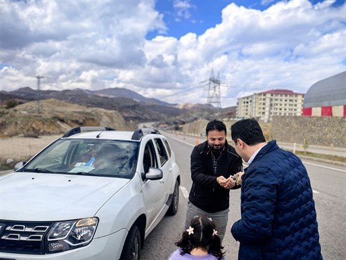 Kaymakamımız Sayın Muhammed Fatih GÜNLÜ, Bölge Trafik Amirliği Ekipleri İle Yol Denetimine Katılarak Sürücü ve Yolcularımızla Bayramlaştı.